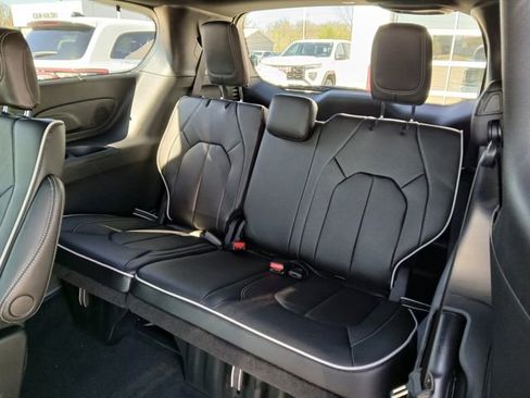 New 2026 Chrysler Pacifica Limited w/ Uconnect Theater Family Group FWD image 18