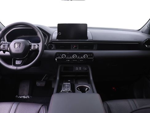 Certified 2025 Honda Pilot Black Edition image 5