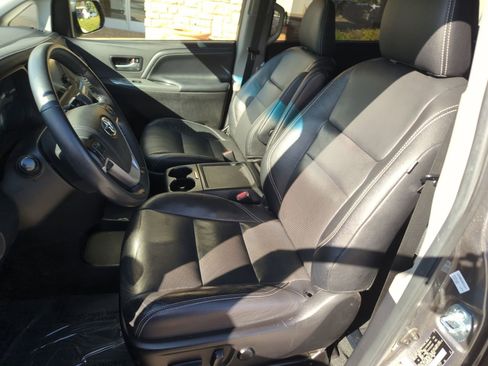 Used 2017 Toyota Sienna SE image 16
