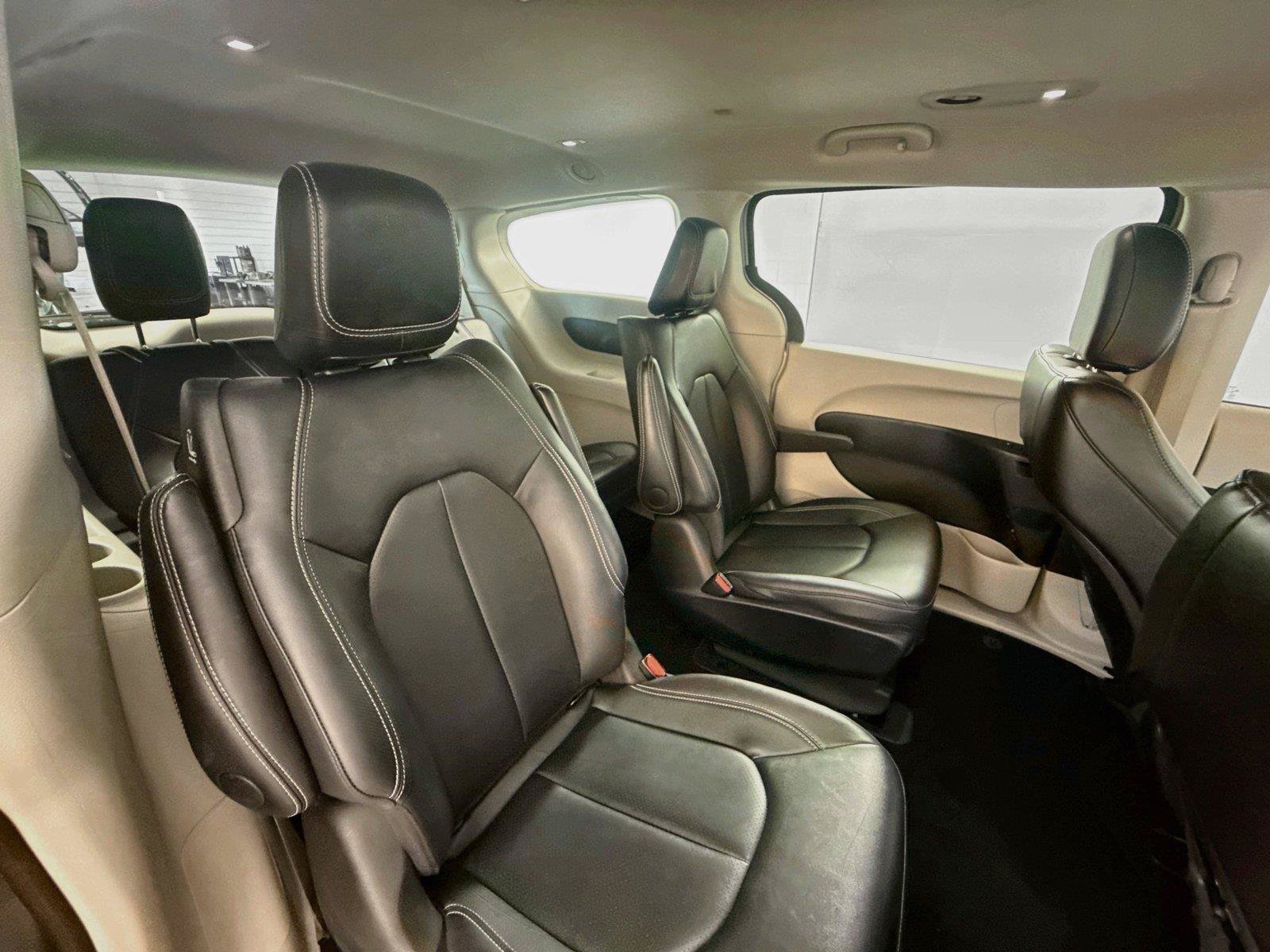 Used 2024 Chrysler Pacifica Limited FWD image 14