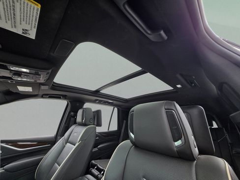 Used 2021 Cadillac Escalade Premium Luxury AWD/4WD image 17