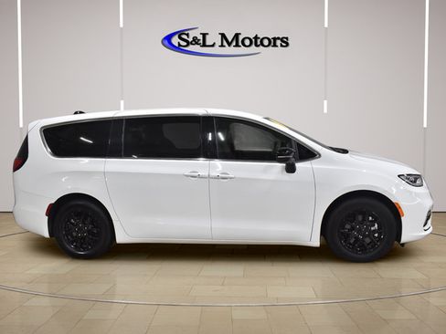 Certified 2025 Chrysler Pacifica Select FWD image 9