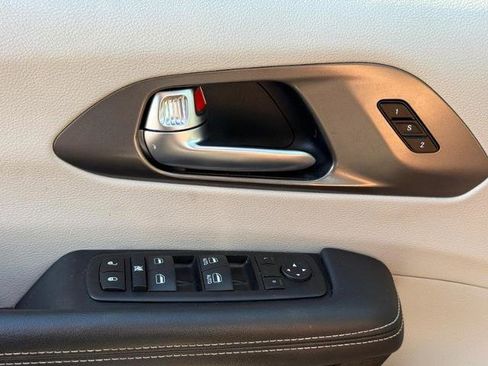 Used 2024 Chrysler Pacifica Touring-L FWD image 24