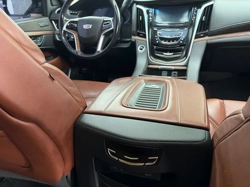 Used 2019 Cadillac Escalade ESV Luxury AWD/4WD image 37