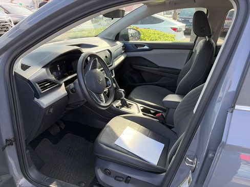 Used 2023 Volkswagen Taos SE w/ Panoramic Sunroof Package FWD image 7