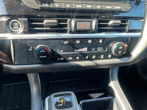 Used 2023 Nissan Pathfinder SL w/ Black Appearance Package AWD/4WD image 25