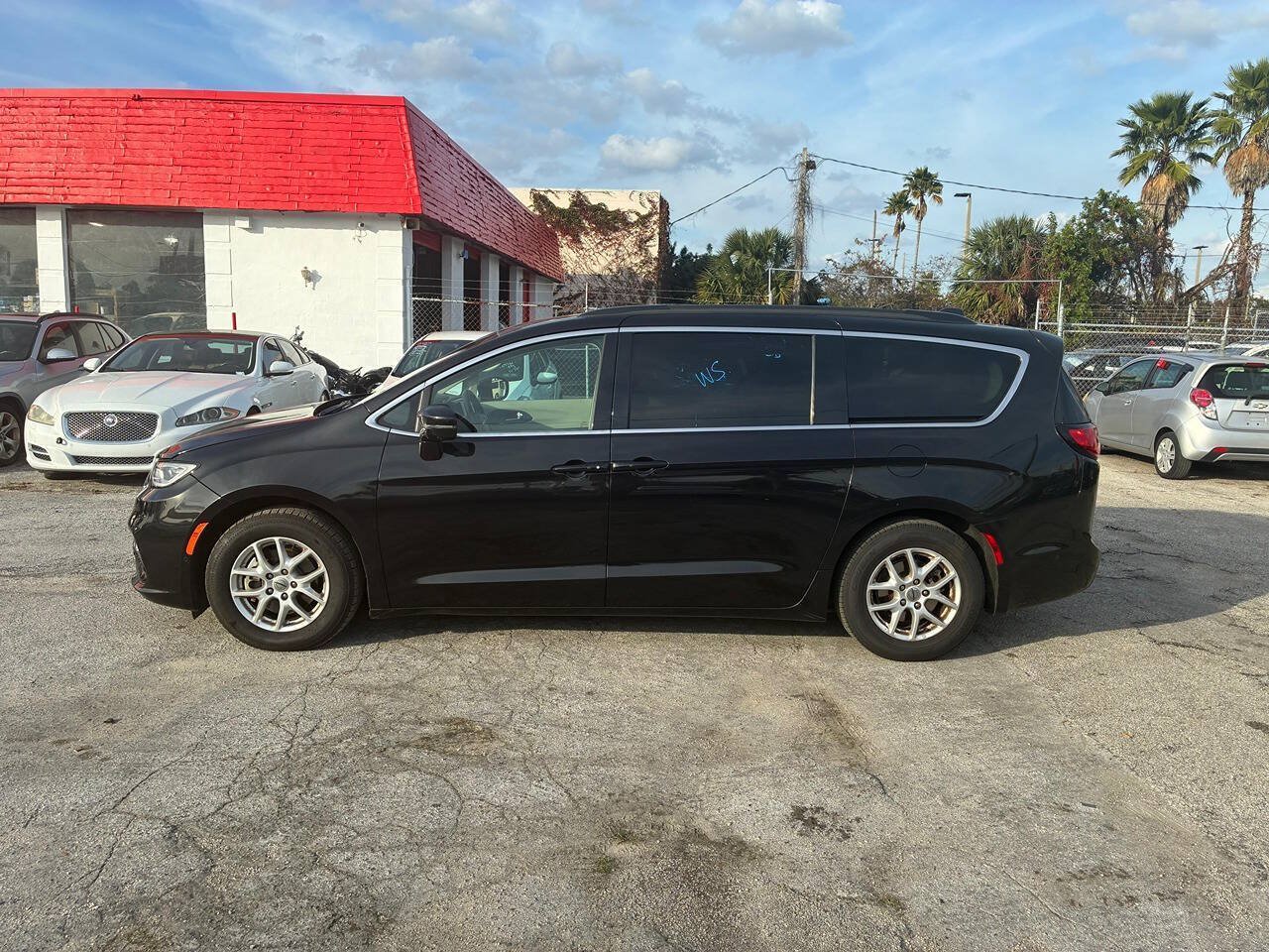 Used 2022 Chrysler Pacifica Touring-L w/ Uconnect Theater Family Group FWD image 4