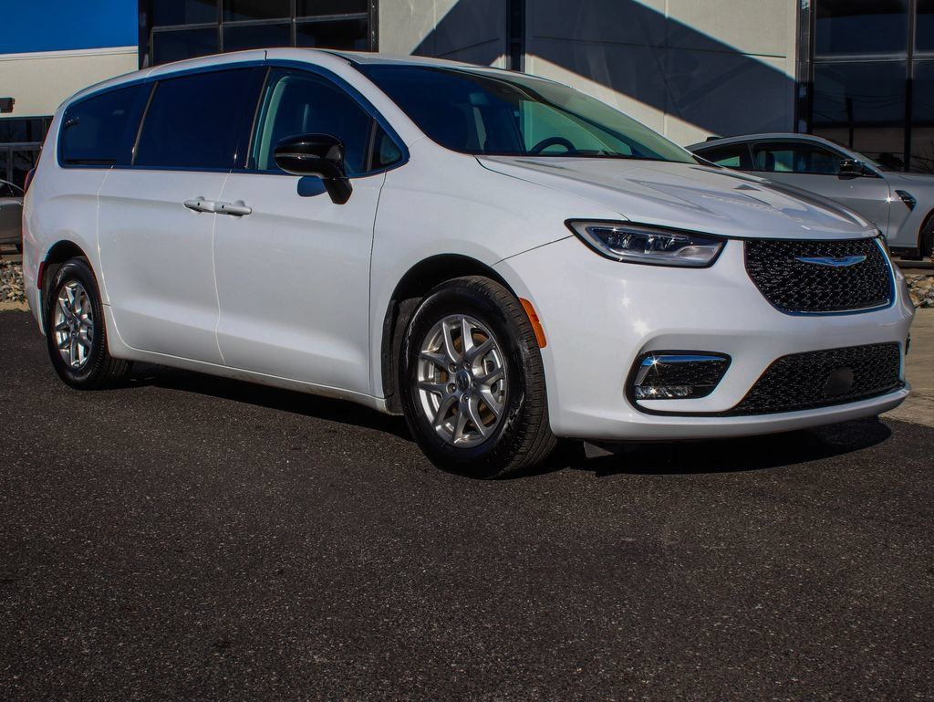 Used 2024 Chrysler Pacifica Touring-L FWD image 3