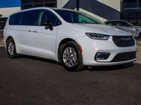 Used 2024 Chrysler Pacifica Touring-L FWD image 3
