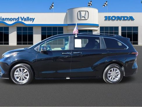 Used 2023 Toyota Sienna XLE image 8