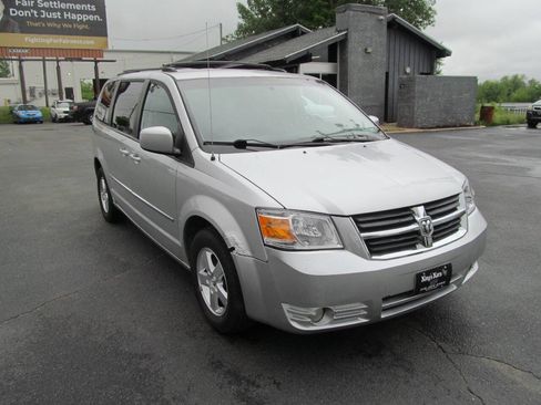 Used 2010 Dodge Grand Caravan SXT FWD image 6