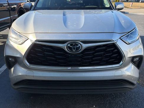 Used 2022 Toyota Highlander Limited image 2