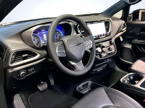 New 2026 Chrysler Pacifica Select image 2