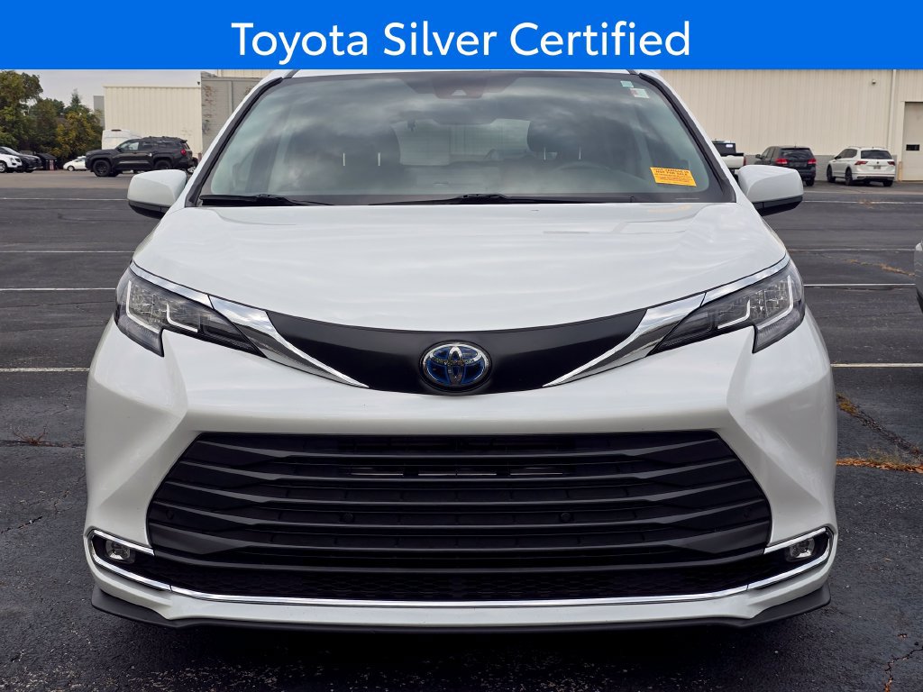 Used 2022 Toyota Sienna XLE w/ XLE Plus Package FWD image 2
