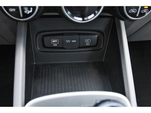Certified 2025 Hyundai Venue SEL FWD image 30