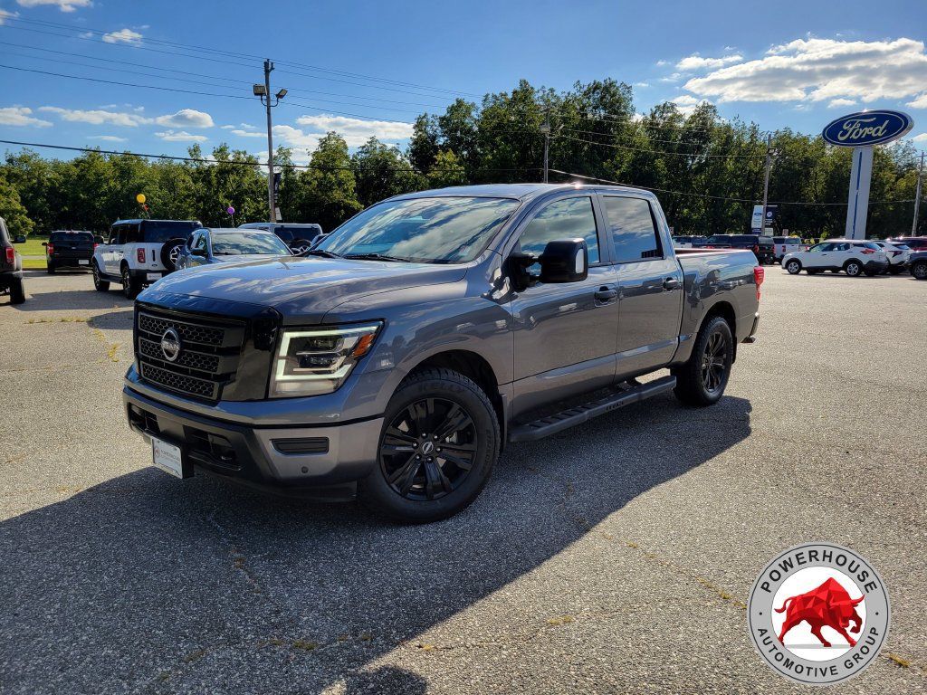 Used 2024 Nissan Titan SV w/ SV Convenience Package RWD image 2