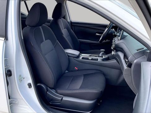Used 2025 Nissan Sentra SV FWD image 9