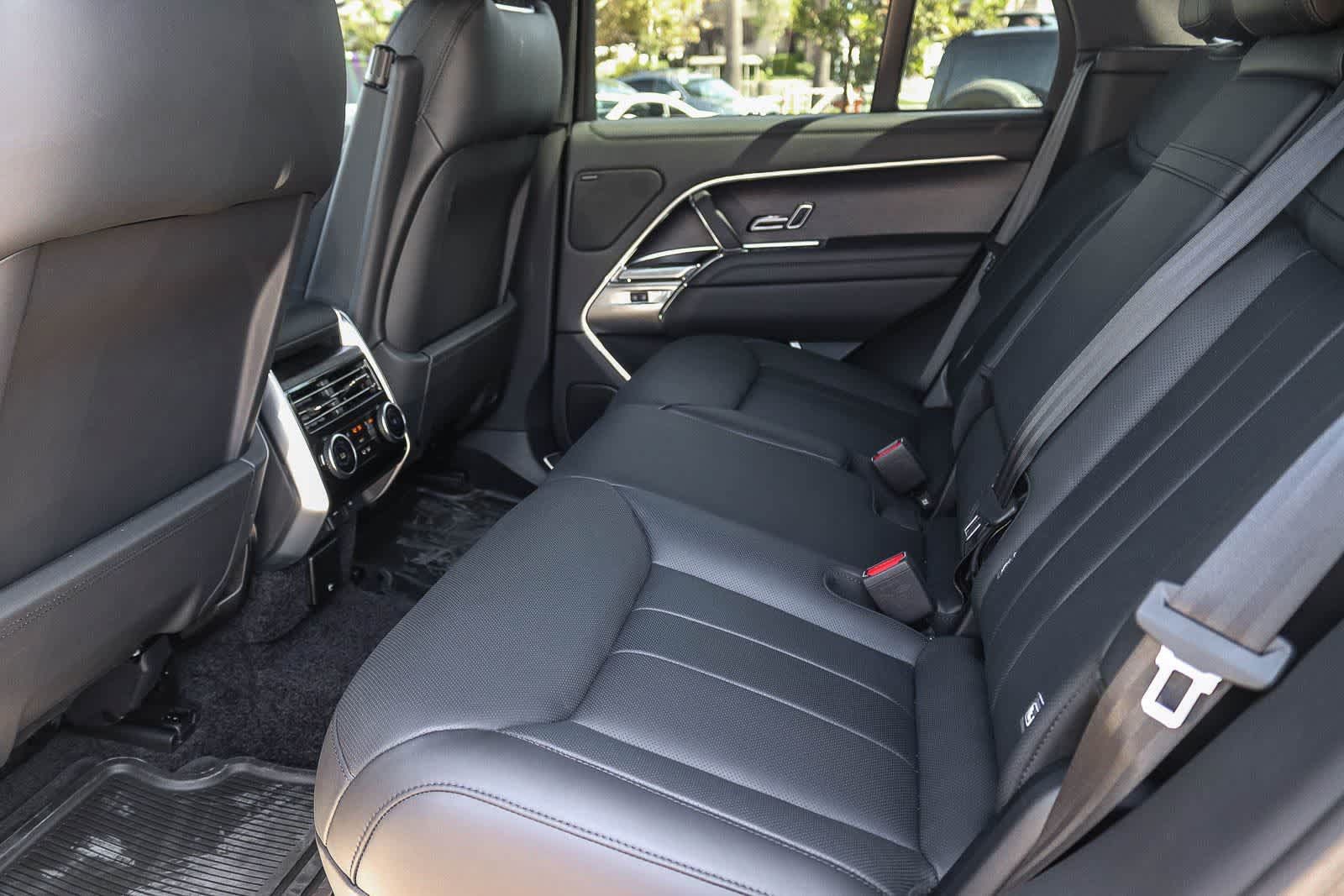 Used 2025 Land Rover Range Rover SE AWD/4WD image 13