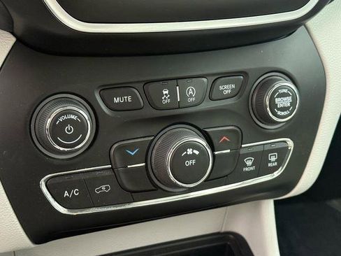 Used 2021 Jeep Cherokee Latitude Plus image 22