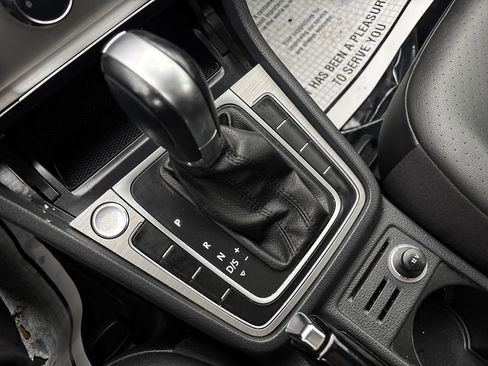 Used 2016 Volkswagen Golf SE image 28