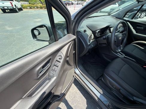 Used 2018 Chevrolet Trax LT FWD image 6