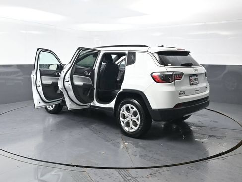 Used 2024 Jeep Compass Latitude AWD/4WD image 57