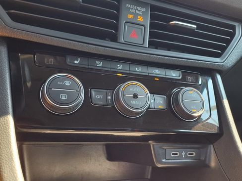 Used 2024 Volkswagen Jetta SE FWD image 8