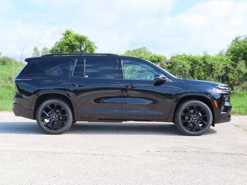 New 2026 Chevrolet Traverse RS w/ LPO, Cargo Package AWD/4WD image 2