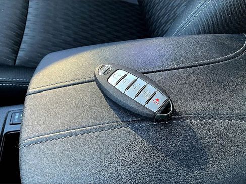 Used 2019 Nissan Rogue SV image 11