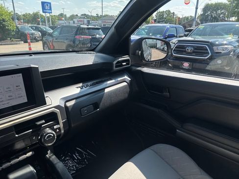 Used 2025 Toyota Tacoma SR5 AWD/4WD image 30