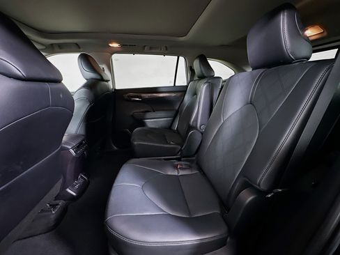 Used 2024 Toyota Highlander Platinum image 27