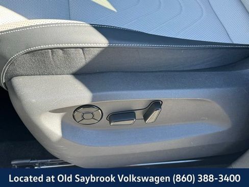 Used 2025 Volkswagen Tiguan SE AWD/4WD image 33