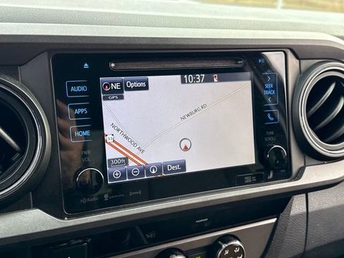 Used 2017 Toyota Tacoma TRD Sport w/ Tow Package (A/T) image 29