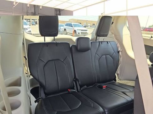 Used 2024 Chrysler Pacifica Touring-L w/ Uconnect Theater Family Group FWD image 11