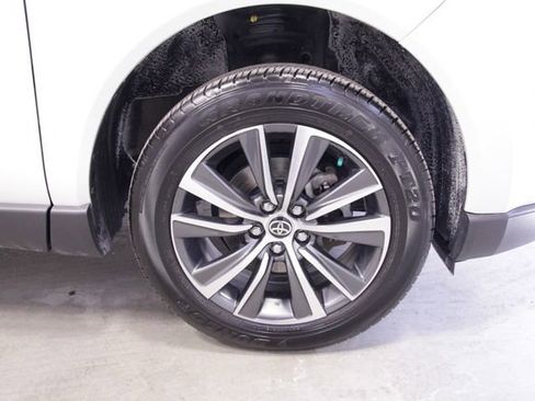 Used 2021 Toyota Venza LE image 11