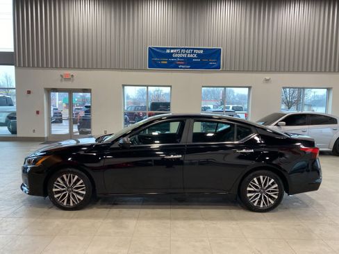 Used 2025 Nissan Altima 2.5 SV image 2