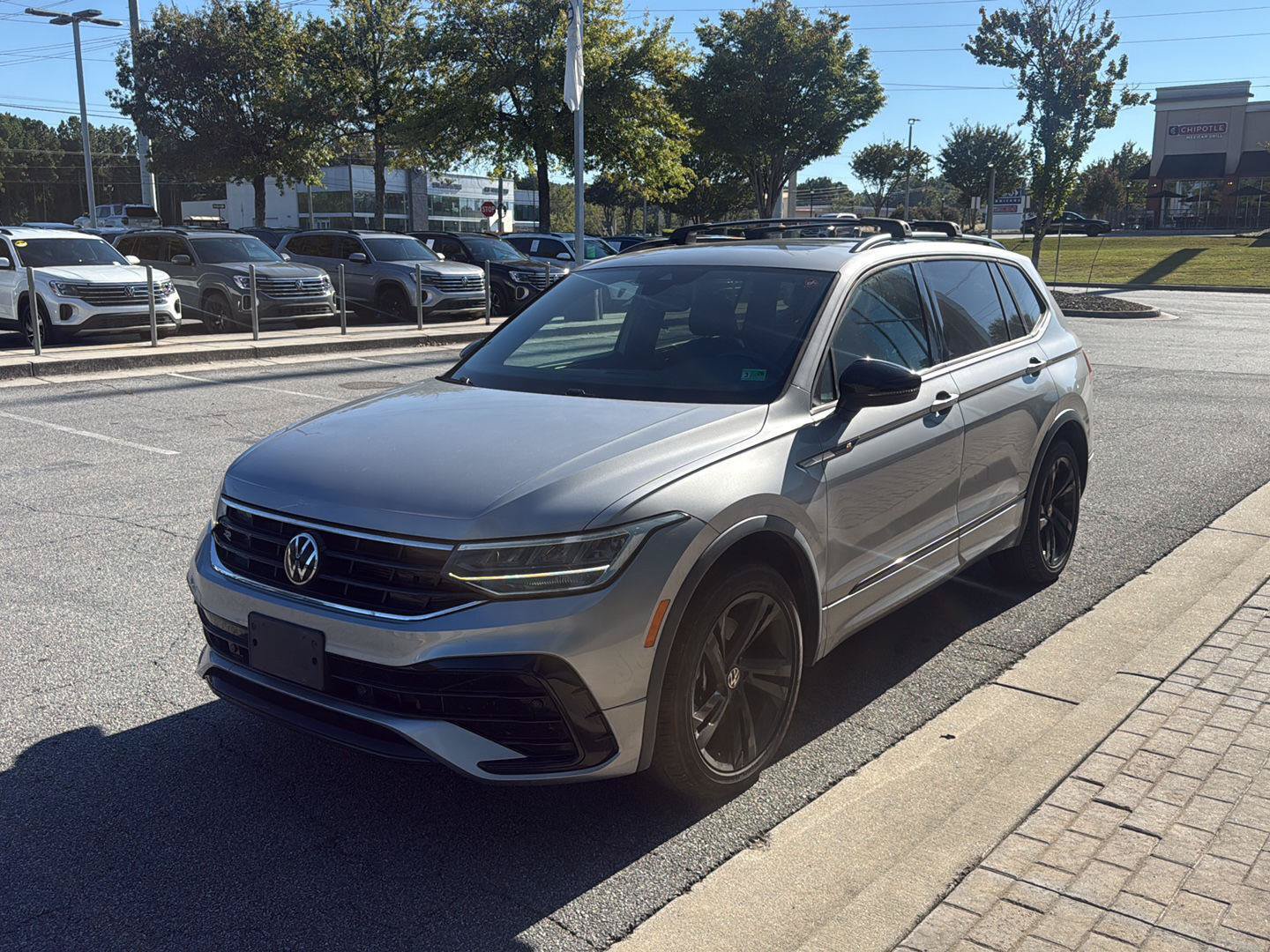Used 2023 Volkswagen Tiguan SE R-Line FWD image 4