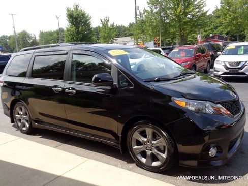 Used 2013 Toyota Sienna SE FWD image 2