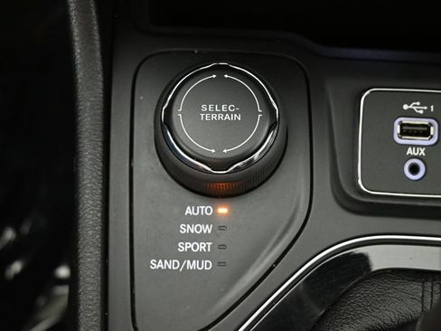 Used 2019 Jeep Cherokee Limited w/ Trailer Tow Group AWD/4WD image 32