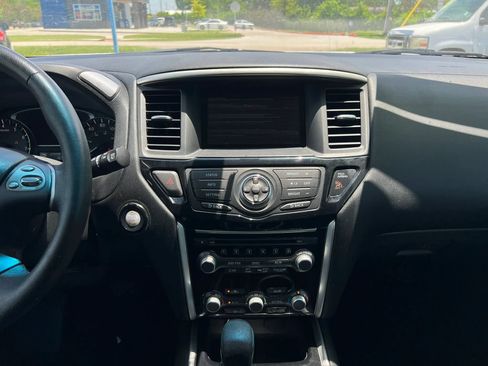 Used 2013 Nissan Pathfinder SV FWD image 21