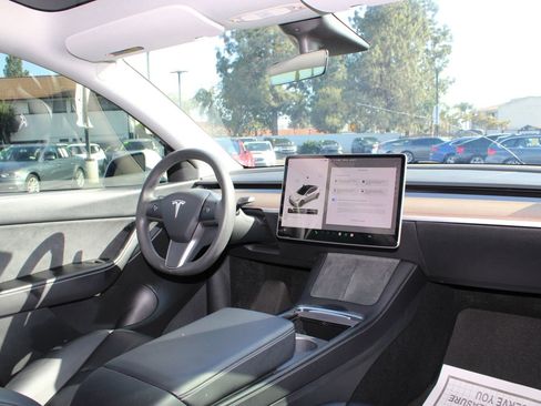 Used 2022 Tesla Model Y Long Range AWD/4WD image 19
