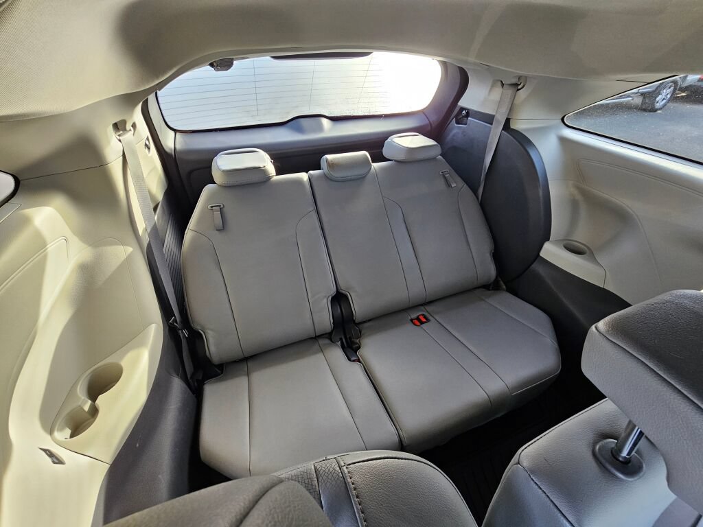 Used 2021 Toyota Sienna XLE FWD image 32