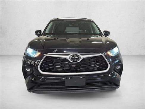 Used 2023 Toyota Highlander XLE AWD/4WD image 2