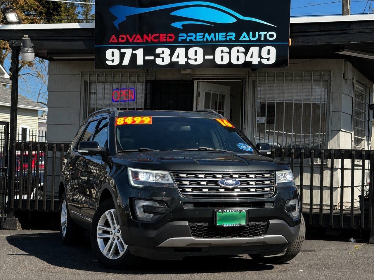 Used 2016 Ford Explorer XLT w/ Equipment Group 202A AWD/4WD image 1