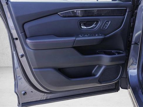 Used 2025 Honda Pilot Black Edition image 12