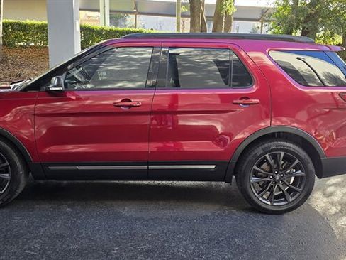 Used 2017 Ford Explorer XLT w/ Equipment Group 202A image 5