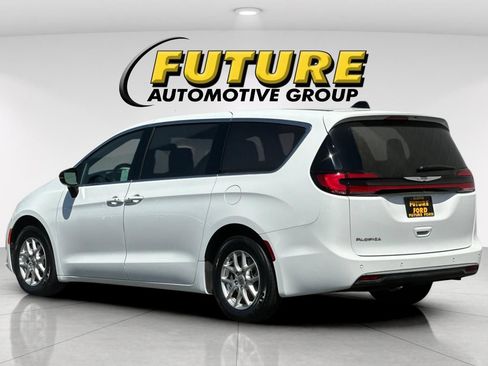 Used 2025 Chrysler Pacifica Select FWD image 5