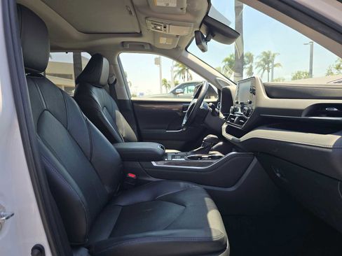 Used 2022 Toyota Highlander Limited FWD image 10