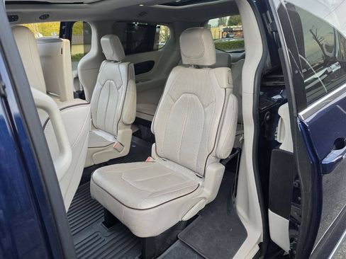 Used 2017 Chrysler Pacifica Limited w/ UConnect Theater Package FWD image 49