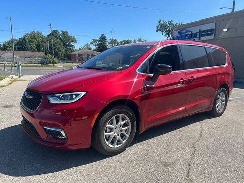 Used 2025 Chrysler Pacifica Select FWD image 1